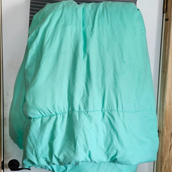 King/queen size comforter with matching pillow shams and bedskirt - Picture 2 of 15